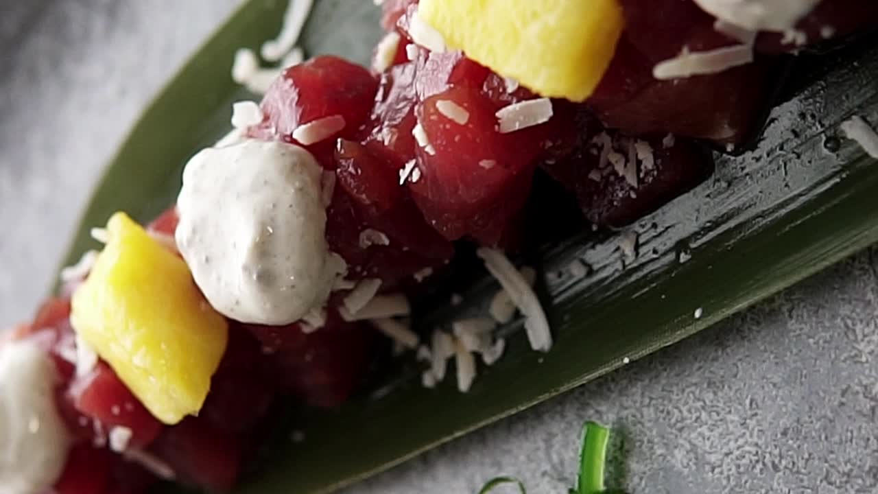 맛있는 붉은 참치 접시, 스페인 음식 공개