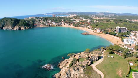 Las-Tomas-Aéreas-De-La-Fosca-Capturan-La-Grandeza-De-Las-Murallas-Fortificadas-Y-Las-Imponentes-Torres-Del-Castillo,-Evocando-Una-Sensación-De-Asombro-Y-Asombro-Entre-Los-Viajeros-De-Lujo.