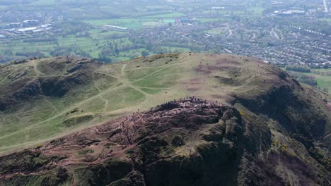 Touristen-Gehen-Auf-Einen-Erloschenen-Vulkan-|-Arthur&#39;s-Seat,-Edinburgh,-Schottland-|-Aufnahme-In-4K-Mit-30-Fps