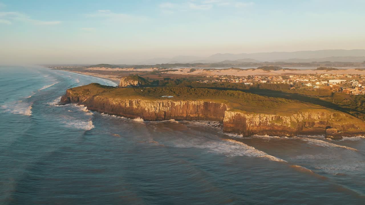 Panoramische Luftaufnahme von Klippen am Atlantik bei Sonnenaufgang, Guarita-Park, brasilianisches Schutzgebiet, Rio Grande do Sul, Stadt Torres.