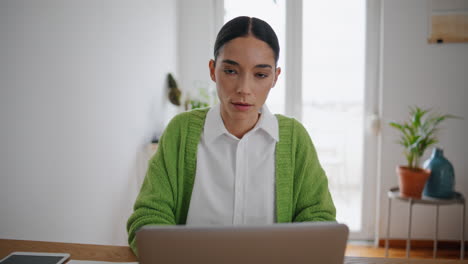 retrato mujer estudiando portátil sonriendo casa de luz. feliz estudiante chica mensajes de texto