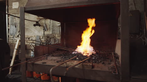 fuego de forja en el taller de herrería