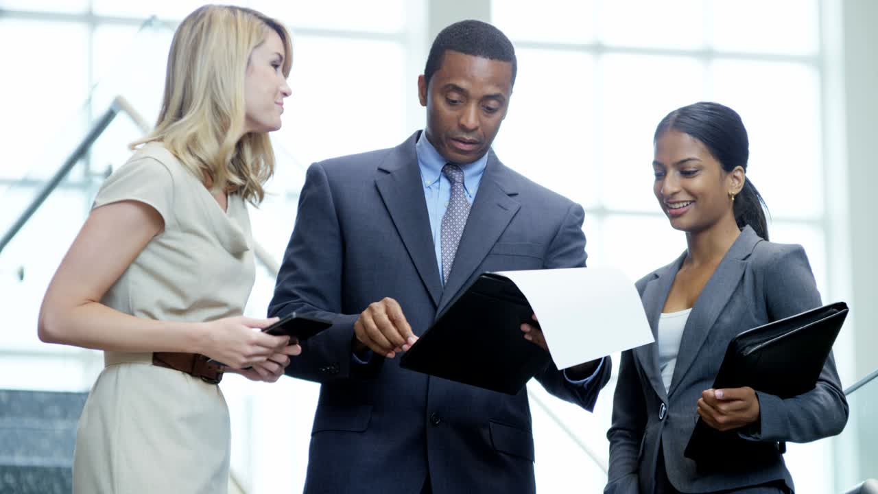 empresarios multiétnicos se reúnen en la oficina