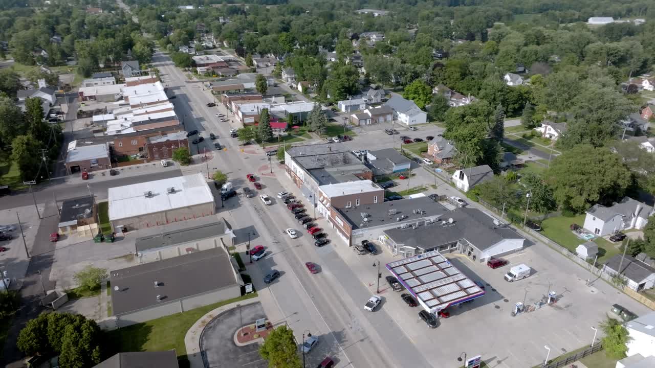 Downtown Capac, Michigan con video drone che si muove in cerchio