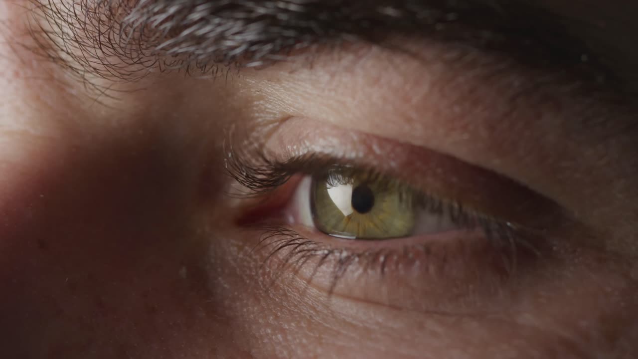 ojo verde que parpadea