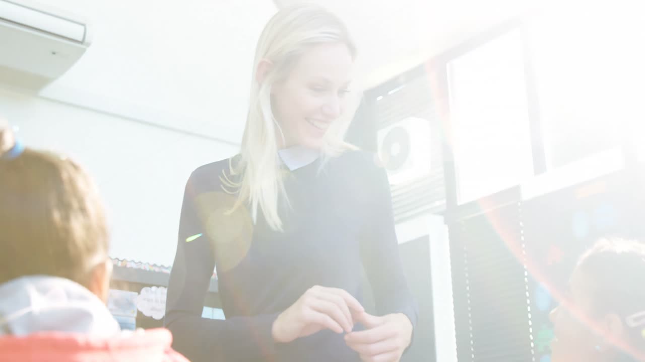 교사 가 교실 에서 학생 들 과 상호 작용 하는 것