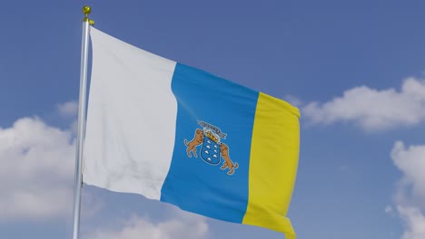 Flagge-Der-Kanarischen-Inseln-Bewegt-Sich-Im-Wind-Mit-Einem-Klaren-Blauen-Himmel-Im-Hintergrund,-Wolken-Bewegen-Sich-Langsam,-Fahnenmast,-Zeitlupe