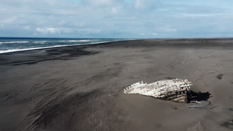 Altes-Schiffswrack-In-Island,-Drohnenaufnahmen