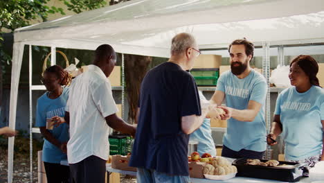 El-Equipo-De-Ayuda-Contra-El-Hambre-Distribuye-Alimentos-Gratis