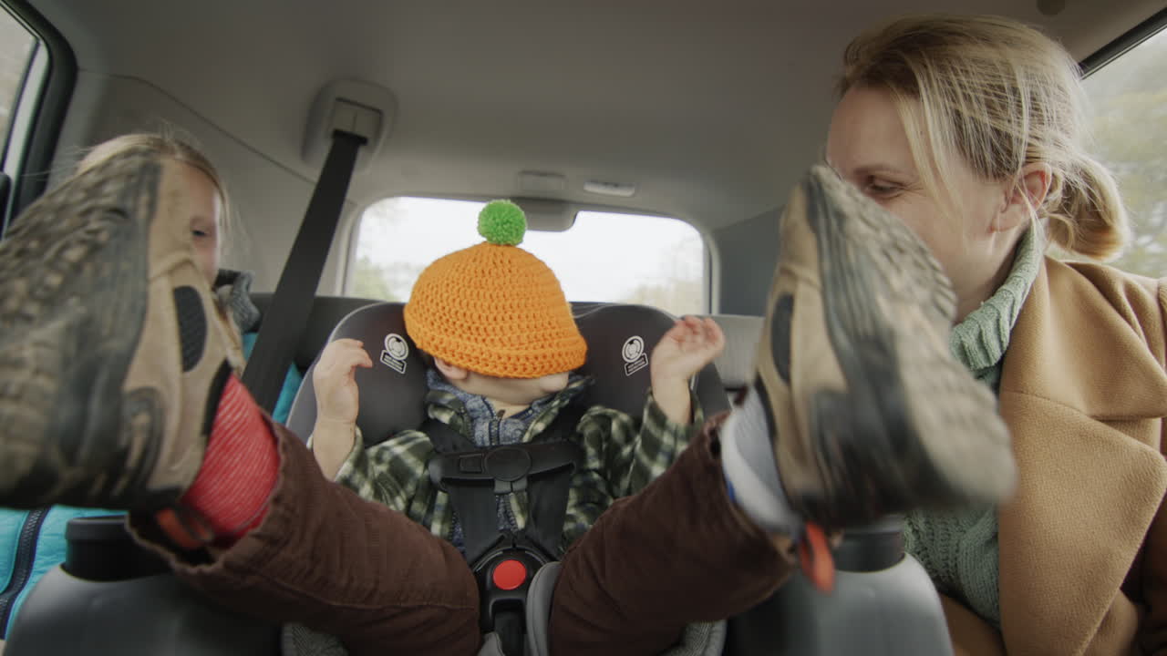 즐거운 회사 - 두 자녀와 함께 어머니는 차로 여행, 함께 재미