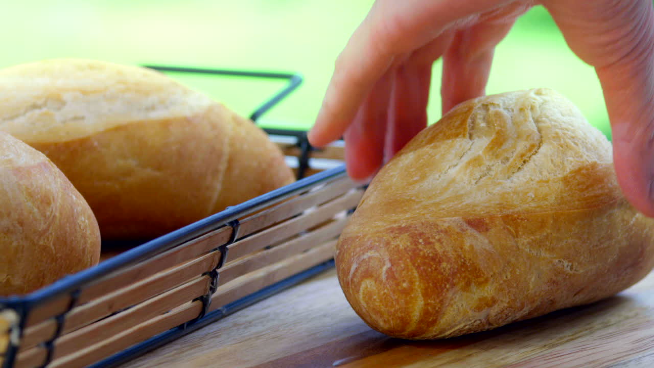 세부 영상, 바게트  ⁇ 을 자르는 모습