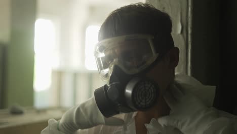Worker-in-respirator-put-the-protective-mask-on-his-face