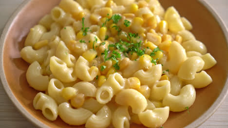 macarrones con queso cremoso de maíz en un plato