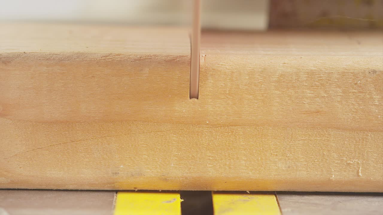 목재를 잘라내는 도자기