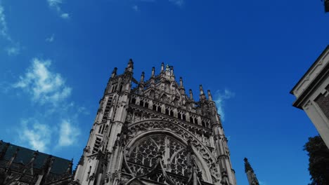 Dolly-De-ángulo-Bajo-Hacia-La-Fachada-De-La-Torre-De-La-Catedral-Gótica-En-S-Hertogenbosch