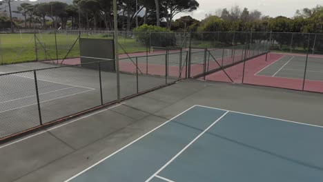 Verschiedene-Männliche-Tennisspieler-Halten-Schläger-In-Der-Hand-Und-Schütteln-Sich-Auf-Dem-Platz-Die-Hände