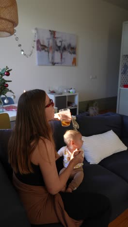 familia celebrando navidad con un bebé