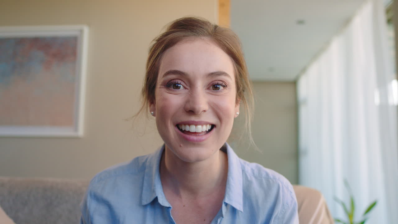 hermosa mujer joven teniendo video chat usando cámara web en casa agitando la mano charlando compartiendo estilo de vida disfrutando de la comunicación en línea en pantalla horizontal