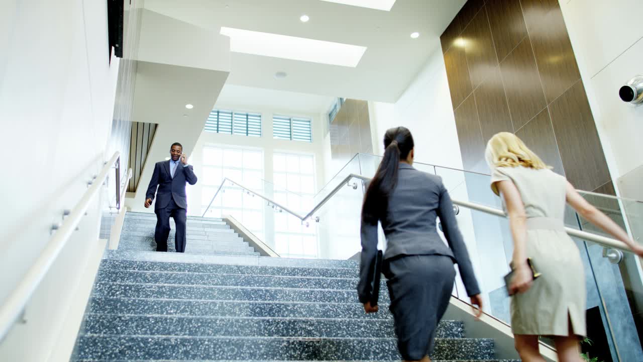 uomini d'affari della città donne che discutono di progetti futuri