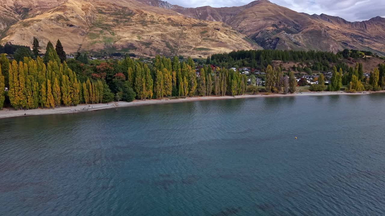 Scenic Wanaka Lake in New Zealand, perfect for outdoor activities