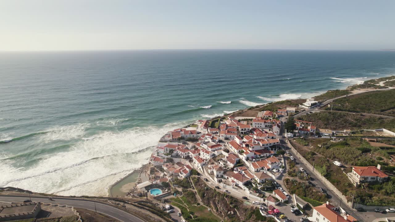 azenhas do mar 포르투갈 해변의 해안선 절벽 마을, 공중 드론 보기