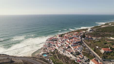 Azenhas-Do-Mar-Ciudad-De-Acantilados-Costeros-En-La-Costa-De-Portugal,-Vista-Aérea-De-Drones