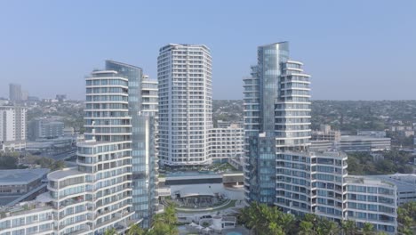 Moderno-Horizonte-De-Umhlanga-Con-Edificios-Residenciales,-Sudáfrica,-En-Un-Día-Claro,-Vista-Aérea