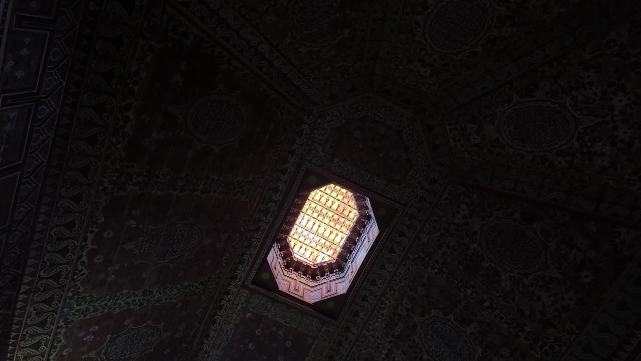 아름답게 장식 된 모로코 천장 지붕을 통해 빛, 어두운에서 밝은 전환