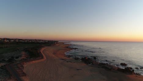 Olas-En-Una-Playa-De-Arena-Al-Atardecer