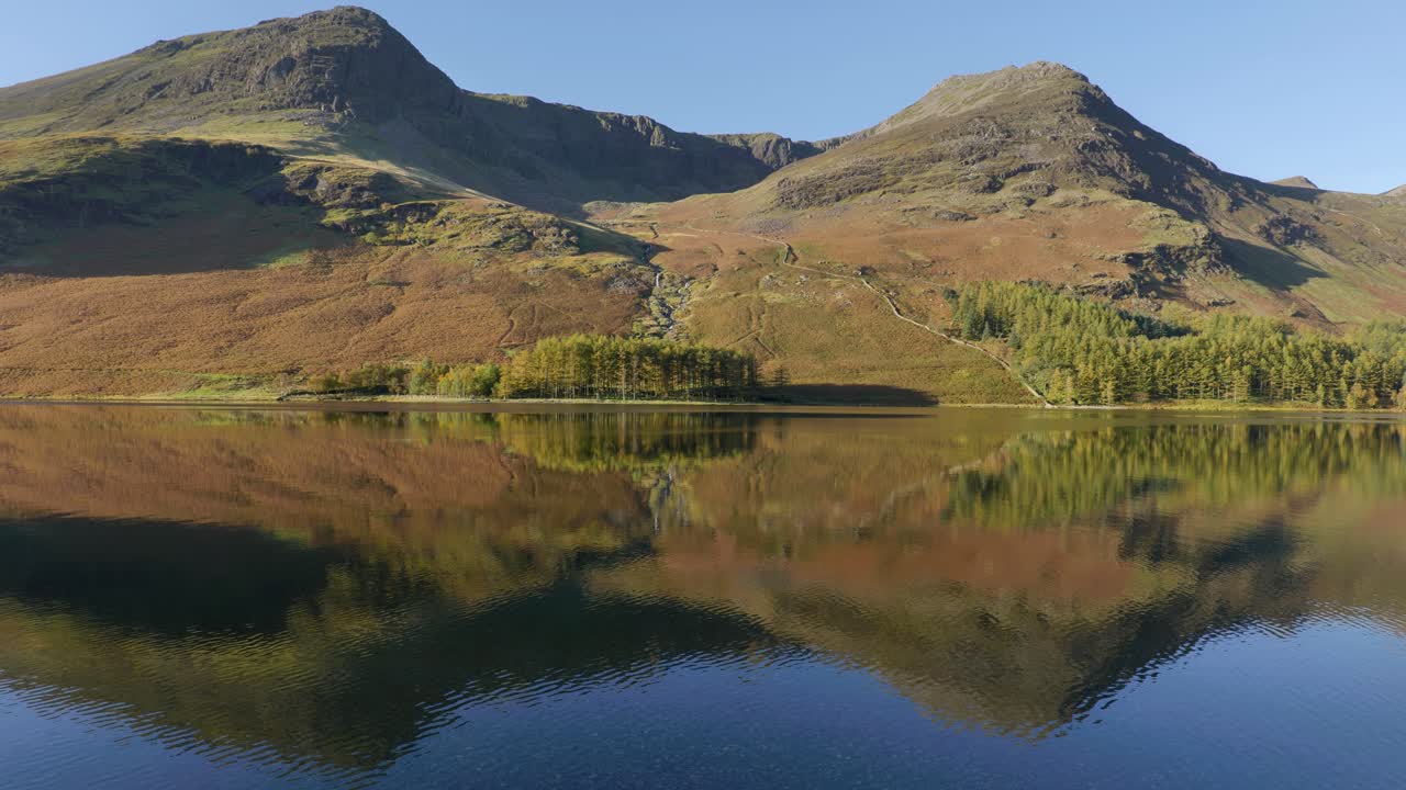 Efterårsscene ved Buttermere Lake på en stille morgen.