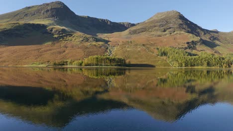 Herbstliche-Szene-Am-Buttermere-Lake-An-Einem-Ruhigen-Morgen