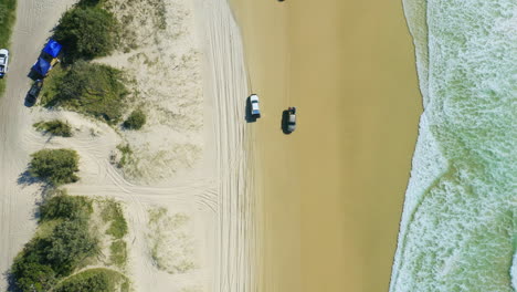 Vista-Superior-De-Drones-Aéreos-De-4k,-Los-Cuatro-Autos-Conducen-A-Lo-Largo-De-La-Costa-De-La-Playa-De-Arena-En-Australia