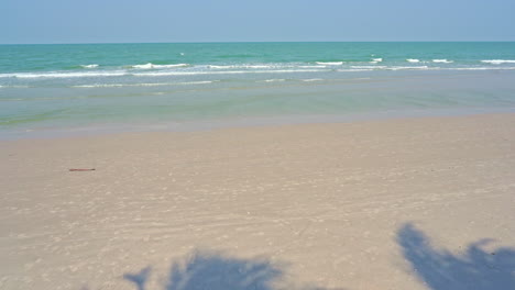 Playa-Tropical-Con-Una-Playa-De-Arena-Blanca-Y-Vistas-Al-Cielo