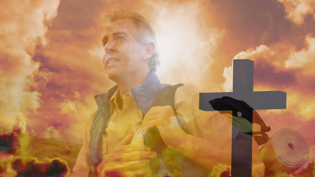 高齢の白人男性が急速に動く雲の上をハイキングし,日没中に横断しています