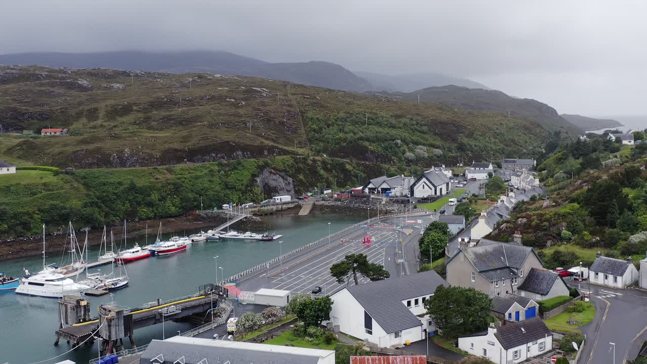 Drone shot di Tarbert sull'isola di Harris, parte delle Ebridi Esterne