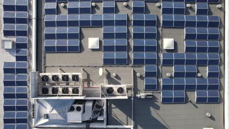 vista aérea de arriba hacia abajo de las células solares en un edificio de supermercado, generando energía