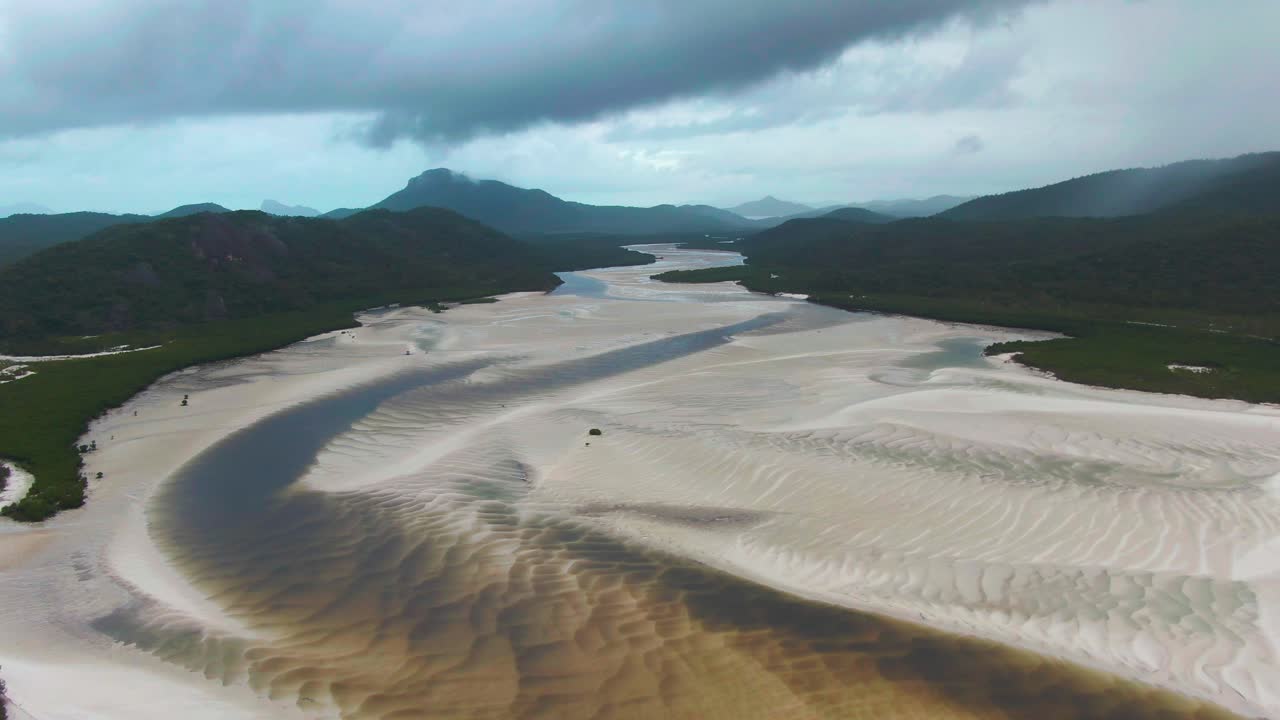 impresionante foto aérea inversa que revela el hermoso paisaje de hill inlet en el parque nacional de whitsundays, australia