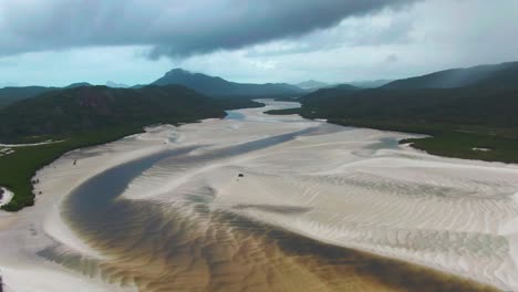 Impresionante-Toma-Aérea-Inversa-Que-Revela-El-Hermoso-Paisaje-De-Hill-Inlet-En-El-Parque-Nacional-Whitsundays,-Australia