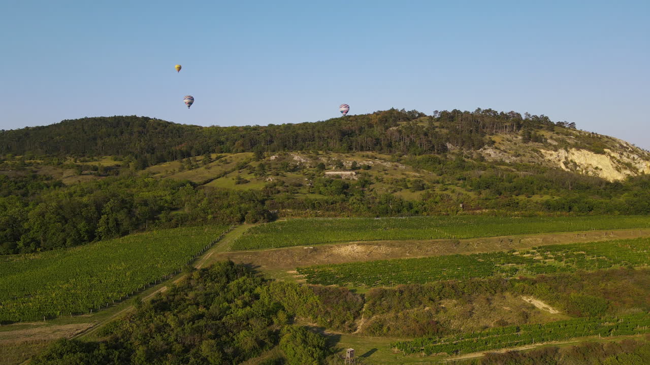 vista aérea del paisaje sobre el que se elevan los globos aerostáticos