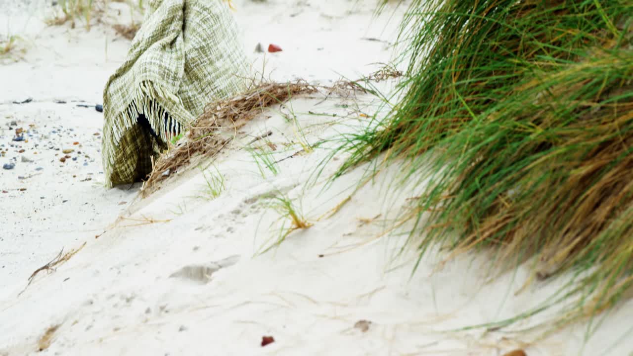 샤울 을 입은 사려 깊은 성숙 한 여자 는 추운 기분 을 느끼고 있다