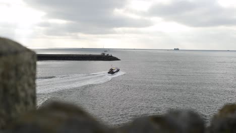 Speedboat-Cruising-In-The-Ocean-With-Overcast-Sky