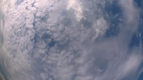 Cielo-Azul-Y-Capa-De-Nubes-Moviéndose-En-Una-Hermosa-Tarde-Soleada