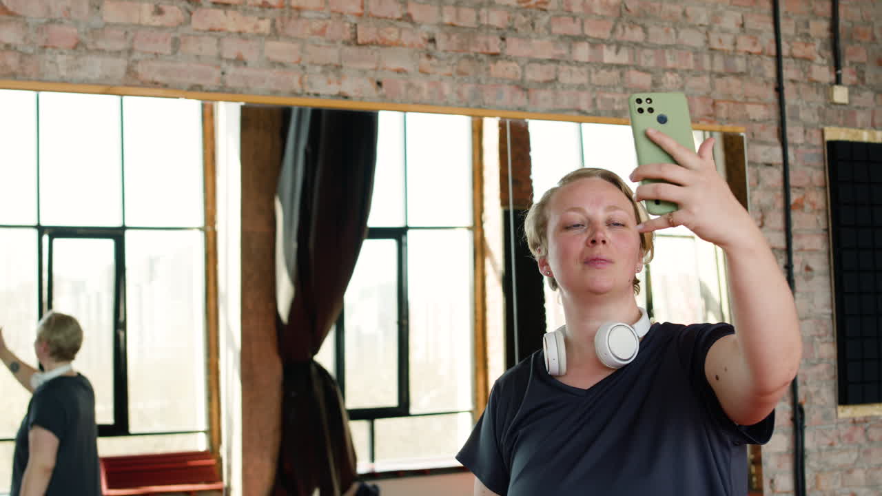 mujer grabando video en el interior