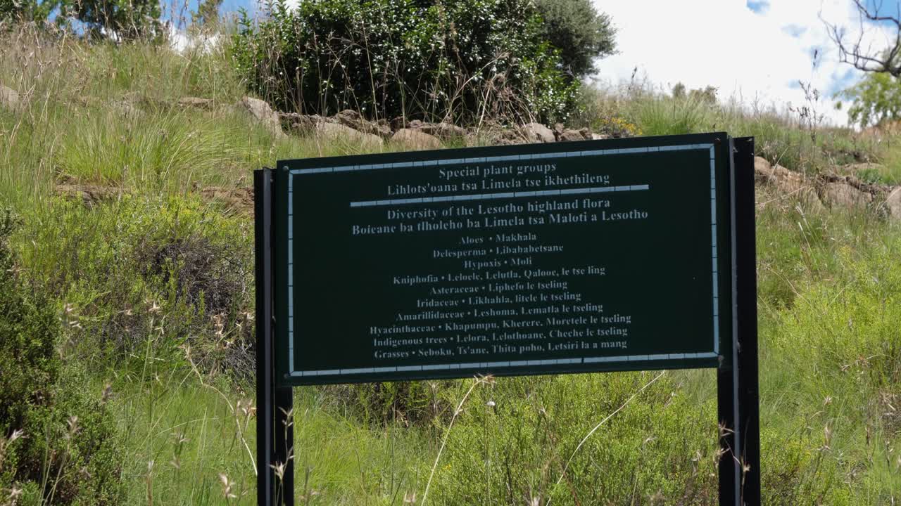 señal de información en inglés y sesotho en el jardín botánico katse en lesotho