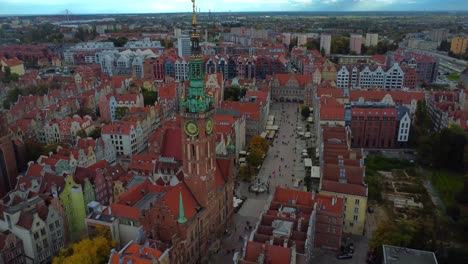 Vídeo-Aéreo-De-Drones-4k-Del-Casco-Antiguo-De-Gdansk,-Incluida-La-Calle-Dluga-Y-El-Ayuntamiento-De-Gdansk