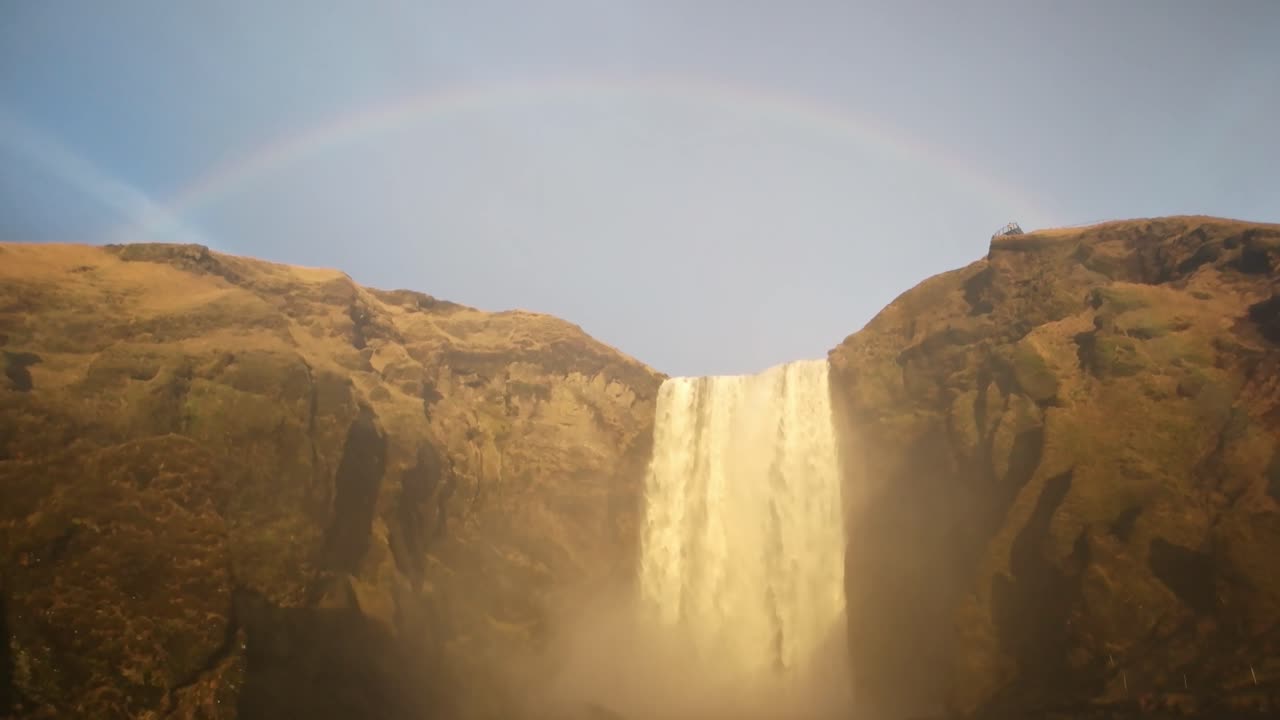 셀랄랜드스포스 폭포 위의 무지개가 느린 속도로 녹화되고 있습니다.