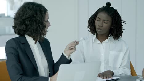 mujeres de negocios multiétnicas en el cargo