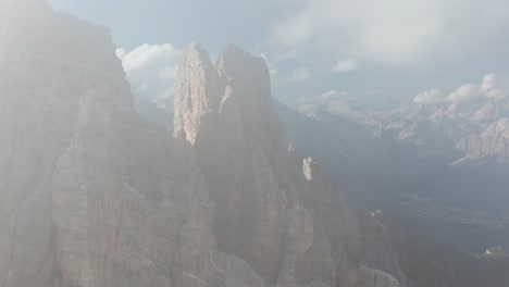 Vuelo-A-Través-De-Nubes-Delgadas-Para-Revelar-Picos-Irregulares-De-La-Montaña-Croda-Da-Lago---Paisaje-Accidentado-épico-En-Los-Dolomitas-Italianos