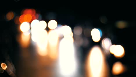 semáforos nocturnos de la ciudad desenfocados