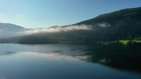 Luftaufnahmen-Schöne-Natur-Norwegen-über-Den-Wolken.